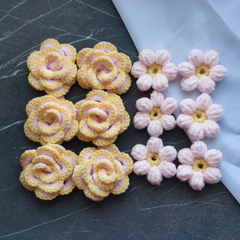 Квітка об'ємна в'язана світло-рожева з жовтим краєм (ручна работа)