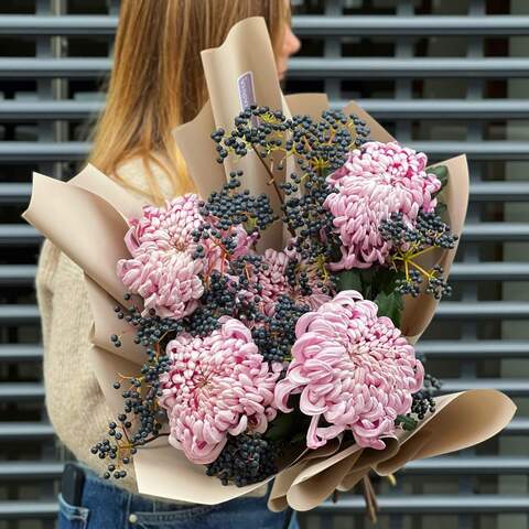 Bouquet «Shimmering breeze», Flowers: Chrysanthemum, Viburnum (berries)