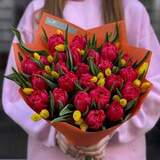 Photo of Bright bouquet of tulips and phalaris «Juicy Berries»