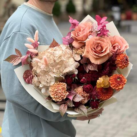 Interesting bouquet with hydrangea and roses «Golden-eyed Nadiya», Flowers: Hydrangea, Dianthus, Dahlia, Eucalyptus, Rose, Rubus Idaeus, Bush Rose, Astilbe