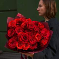 Мікс із 25 червоних троянд «Відтінки червоного»