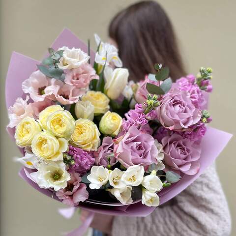 Букет «Легкая пыльца», Цветы: Роза, Роза пионовидная, Эустома, Маттиола, Фрезия, Ирис