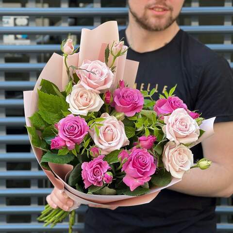 11 веток кустовой розы в букете «Сладкие ягодки», Цветы: Роза кустовая, Малина (листья)