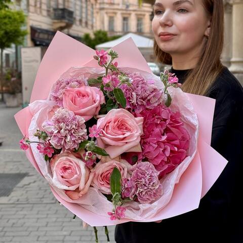 Рожевий букет з гортензією «Мамина радість», Квіти: Гортензія, Троянда піоновидна, Діантус (Гвоздика), Оксіпеталум