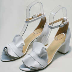 Модные босоножки на среднем каблуке Ari Andano K-0100 White.