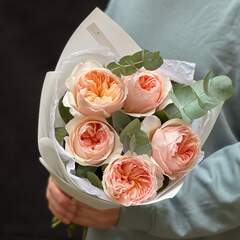 5 піоновидних троянд Juliet у букеті «Вінтажна перлинка»