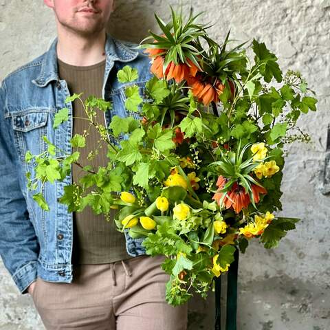 Яркий букет с фритилярией и тюльпанами «Закатное солнце», Цветы: Тюльпан, Фритиллярия, Нарцисс, Орнитогалум, Ветки смородины