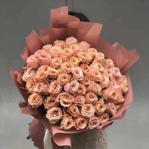 55 пионовидных роз «Шиммер», Кружевная роза Шиммер с нежным пудрово-персиковым раскрытием и большим бутоном приятно удивит и будет радовать долгое время