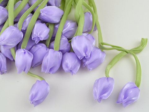 Тюльпани на стрічці бузкові