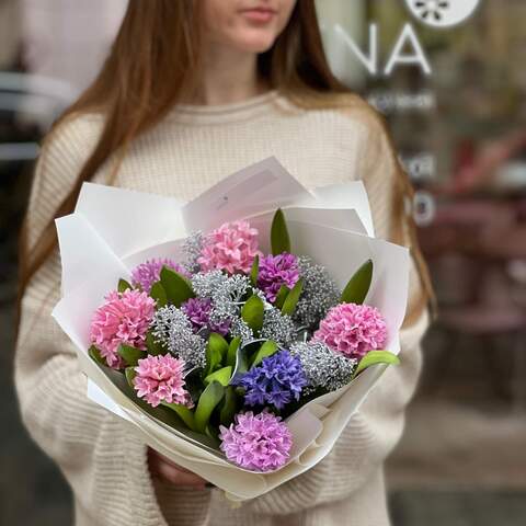 Fragrant bouquet of hyacinths and skimmia «Anticipation of Spring», Flowers: Hyacinthus, Skimmia