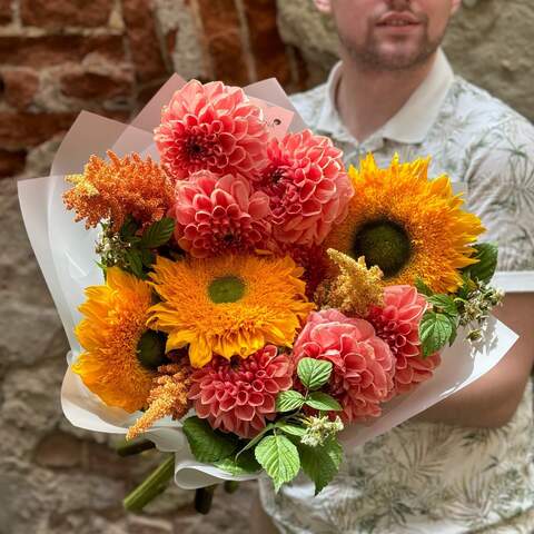 Bright summer bouquet of sunflowers and dahlias «Honey Bears», Flowers: Dahlia, Rubus Idaeus, Helianthus, Amaranthus Dark