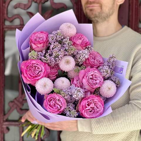 Фантастический букет с сиренью и пионовидными розами «Пурпурная мелодия», Цветы: Роза пионовидная, Хризантема, Сирень
