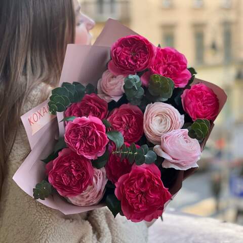 Невероятный букет «Страстная красавица», Цветы: Роза пионовидная, Ранунклюс, Эвкалипт
