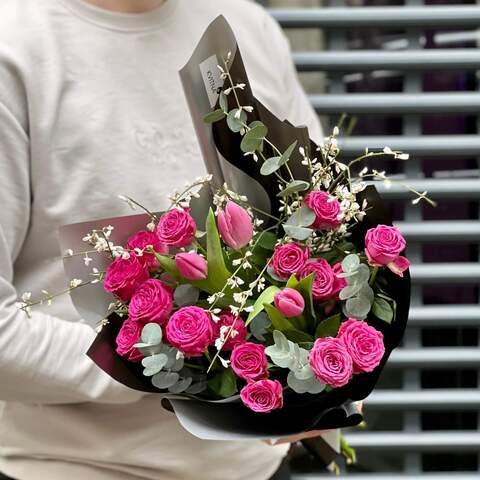 Букет «Малиновая весна», Цветы: Тюльпан, Роза кустовая, Гениста, Эвкалипт