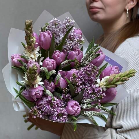 Весенний букет в фиалковых тонах «Аромат аметиста», Цветы: Тюльпан, Вероника, Сирень, Тубероза