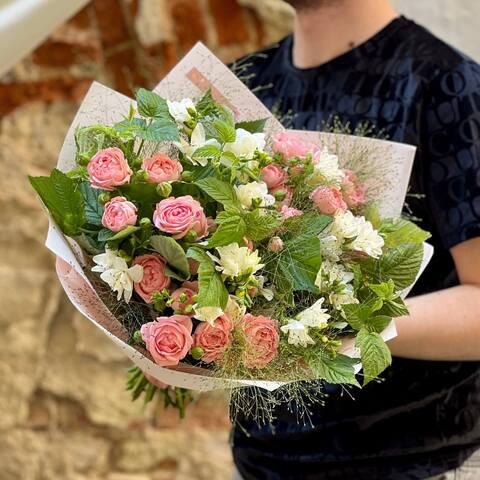 Букет «Альпийский луг», Цветы: Роза пионовидная кустовая, Малина (листья), Паникум, Фрезия
