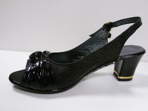 Женские босоножки на среднем каблуке. Черные босоножки из натуральной кожи 2680
