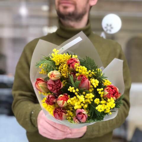 Весенний яркий букет из пионовидных тюльпанов и мимозы «Аромат марта», Цветы: Тюльпан пионовидный, Мимоза