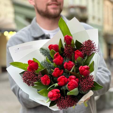 Red rich bouquet with tulips and skimmia «Christmas kiss», Flowers: Tulipa, Skimmia, Nobilis