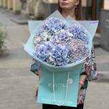 Photo of 7 blue hydrangeas in a bouquet «Stormy Svitiaz»