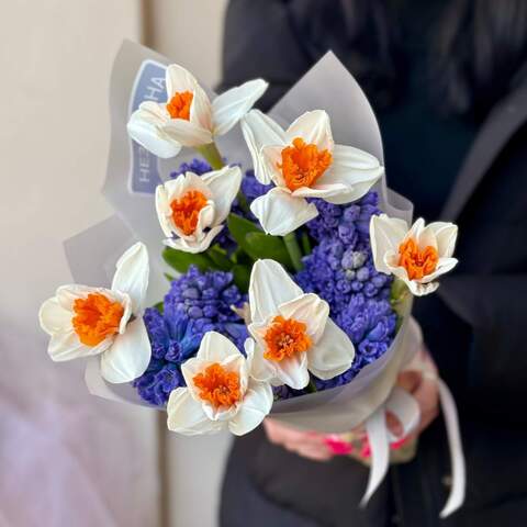 Fragrant bouquet of daffodils and hyacinths «Blue eyes», Flowers: Narcissus, Hyacinthus
