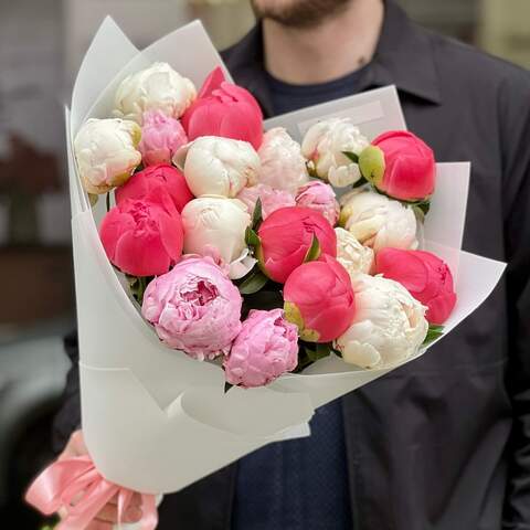 Photo of Luxurious bouquet of 21 peonies «Colorful necklace»