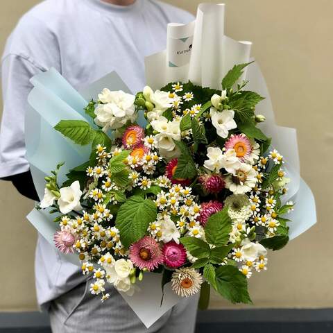 Bouquet «Magic smile», Flowers: Freesia, Tanacetum, Zinnia