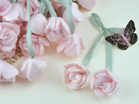 Весняна квітка на стрічці світло-рожева