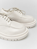Туфли белые на объемной подошве и со шнуровкой ZuZu фото 3