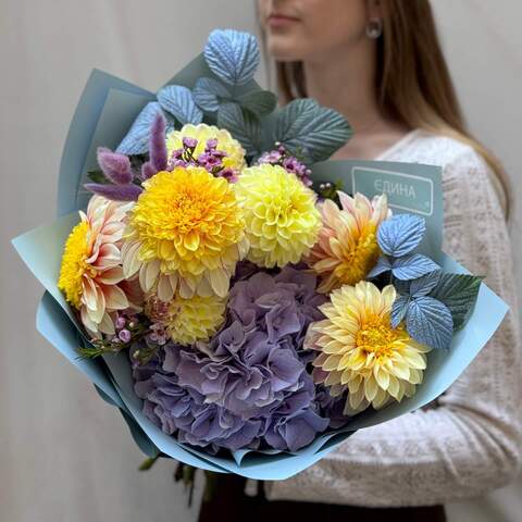 Colorful light bouquet «Carefree Smile», Flowers: Lagurus, Hydrangea, Dahlia, Chamelaucium, Rubus Idaeus