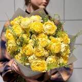 Photo of 5 branches of spray peony roses of Julieta Limoncella variety in a bouquet «Ripe Lemons»