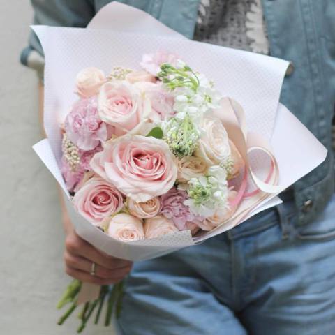 Букет з білою матіолою та озотамнусом, Букет в пастельно рожевих тонах з прекрасними піоновидними трояндами бомбастик, білою матіолою та маленькими квіточками озотамнусу це прекрасний подарунок для будь якої нагоди