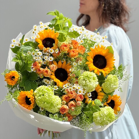 Bright bouquet in rich shades «Flame of the Fields», Flowers: Thlaspi, Bush Rose, Viburnum, Tanacetum, Rubus Idaeus, Helianthus