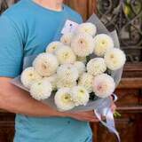 Photo of 21 white dahlias in a bouquet «Lacy Pearls»