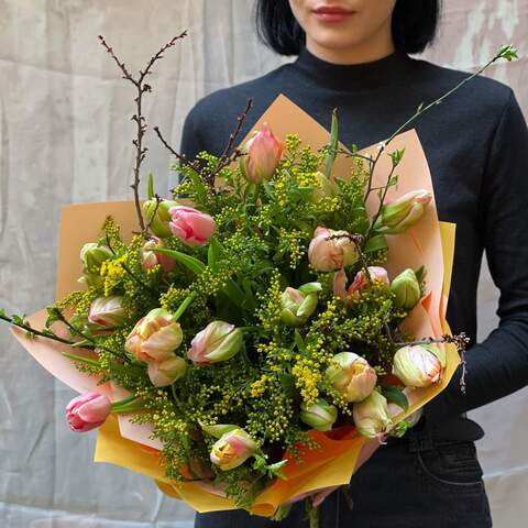 Букет «Морковная Марьяна», Цветы: Тюльпан, Солидаго, Прунус