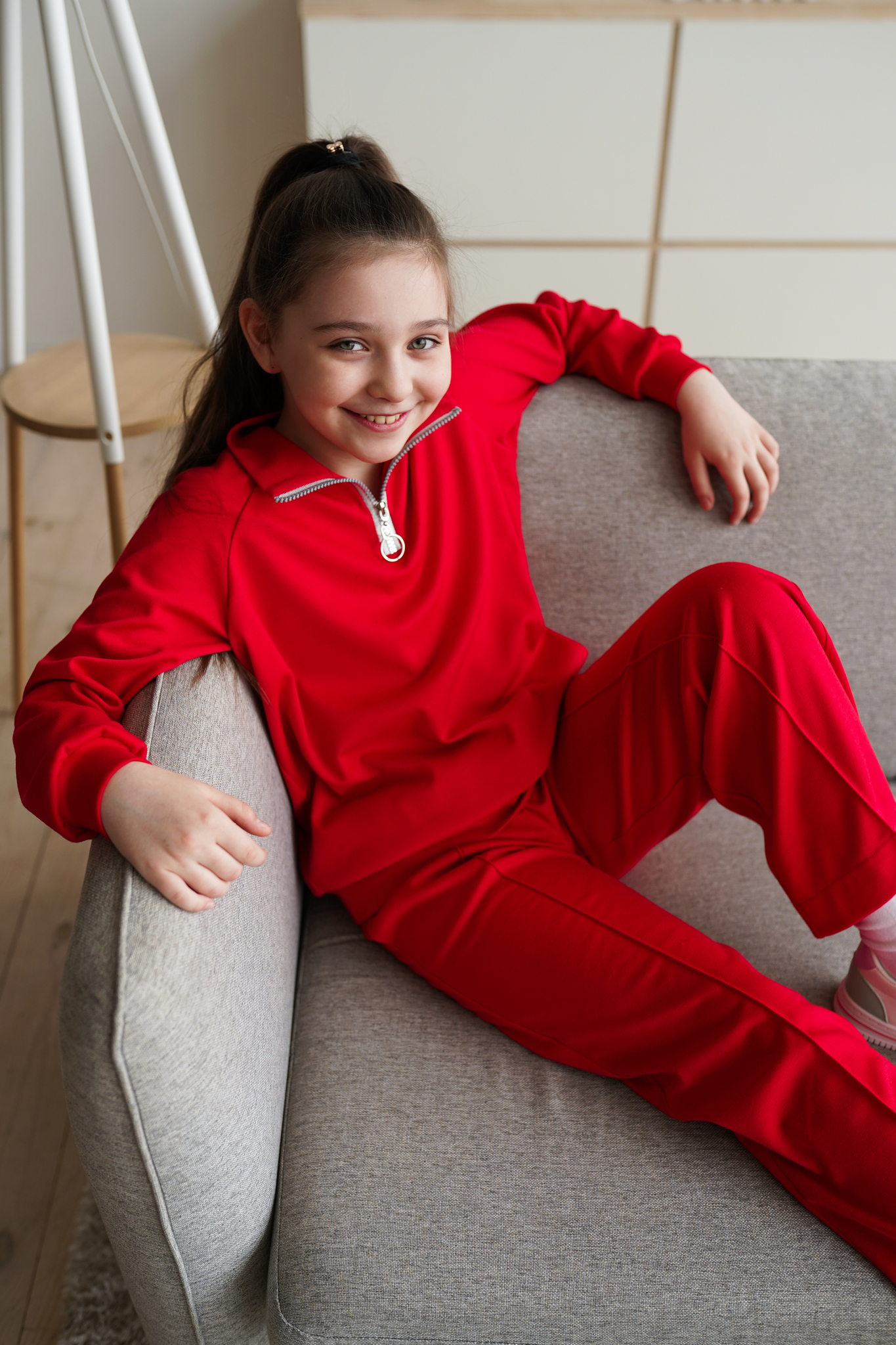 Дитячий, підлітковий костюм з трикотажу червоного кольору для дівчинки.