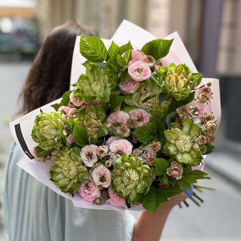 Bouquet with interesting roses «Dragon's secrets», Flowers: Rose, Bush Rose, Rubus Idaeus