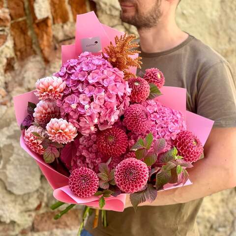 Bright crimson bouquet «Peach Nocturne», Flowers: Hydrangea, Dahlia, Amaranthus Dark, Rubus Idaeus