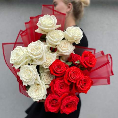 25 троянд у букеті «Палаючий лід», Квіти: Троянда Ніна, Троянда Плая Бланка