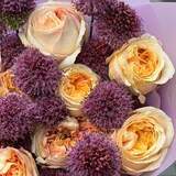 Photo of Contrasting bouquet with alliums «Blackberry Praline»