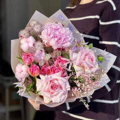 Рожевий ароматний букет з піоновидними трояндами та півонією «Ніжна Тетянка»