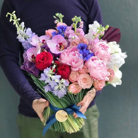Sheaf «Evening in Rio», You were invited to a stylish wedding and need a bouquet worthy of the event? By choosing the original sheaf - your floral gift will be marked.