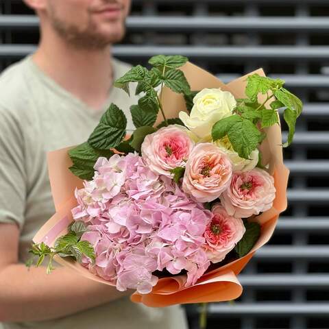 Bouquet «Cheerful moment», Flowers: Hydrangea, Pion-shaped rose, Rubus Idaeus