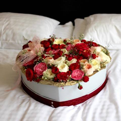 Велетеньське серце з піоновидними трояндами, Величезна коробка у формі серця наповнена червоними і білими трояндами напевно вразить і захопить Вашу улюблену.
Додатково можемо прикрасити номер готелю підлоговими квітковими композиціями, свічками і кульками.