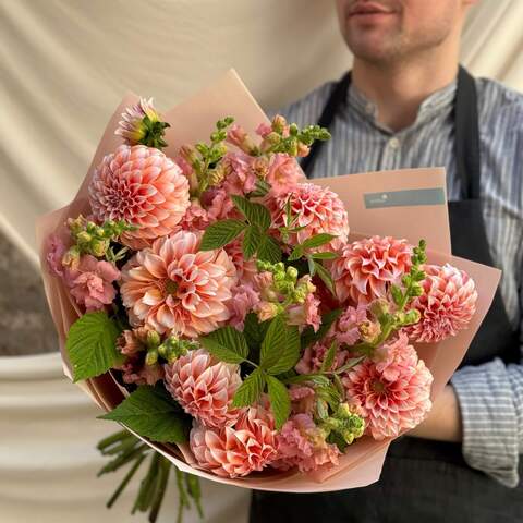 Bouquet with dahlias and antirrhinum «Peach Delight», Flowers: Antirinum, Dahlia, Rubus Idaeus