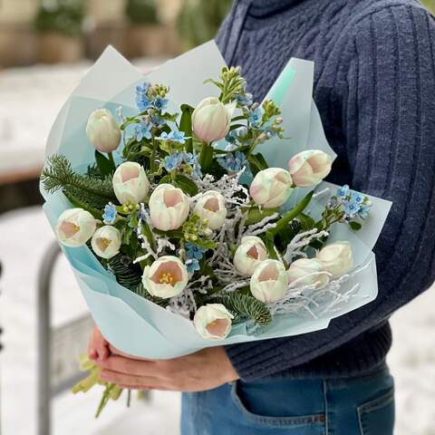 Букет «Осколок неба», Цветы: Тюльпан VIP Roses, Оксипеталум, Нобилис (ель), заснеженные ветки 