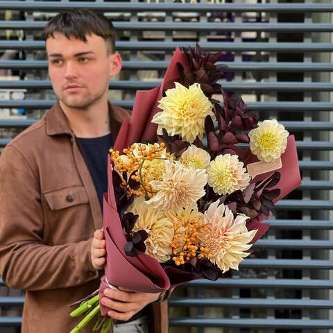 Bouquet «Warm Love», Flowers: Dahlia, Ilex, Cotinus