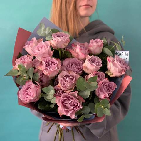 25 роз Мемори Лэйн и эвкалипт «Лавандовые объятия», Букет из 25 сиреневых роз