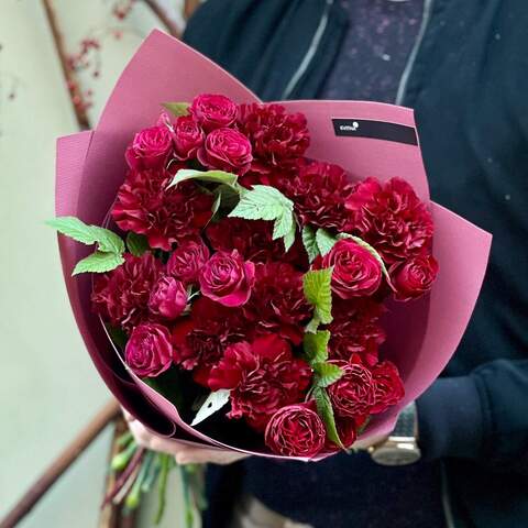 Bright bouquet with spray peony roses and dianthus «Exquisite Marsala», Flowers: Peony Spray Rose of Red Trendsetter variety, Rubus Idaeus, Dianthus