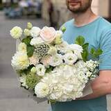 Photo of Light bouquet with hydrangea «Favorite Pearl»